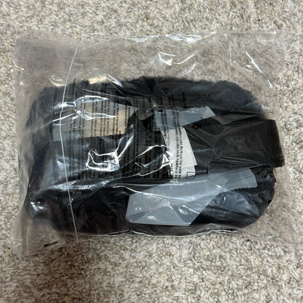 NWT Lululemon Plush Fleece Everywhere Belt Bag 1L in Black and Gold - Picture 6 of 13